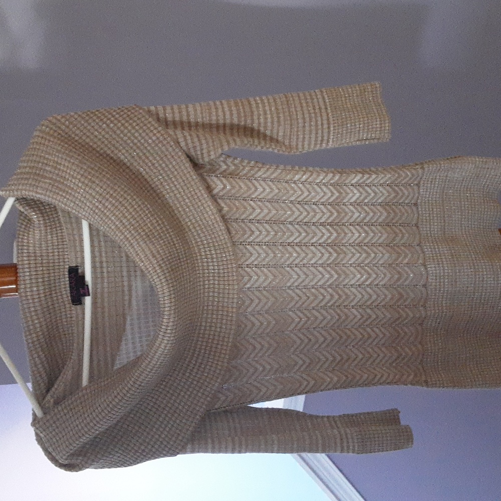 Takara ladies sweater size medium.